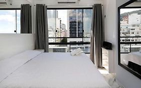 Studio moderno com vista privilegiada para a praia